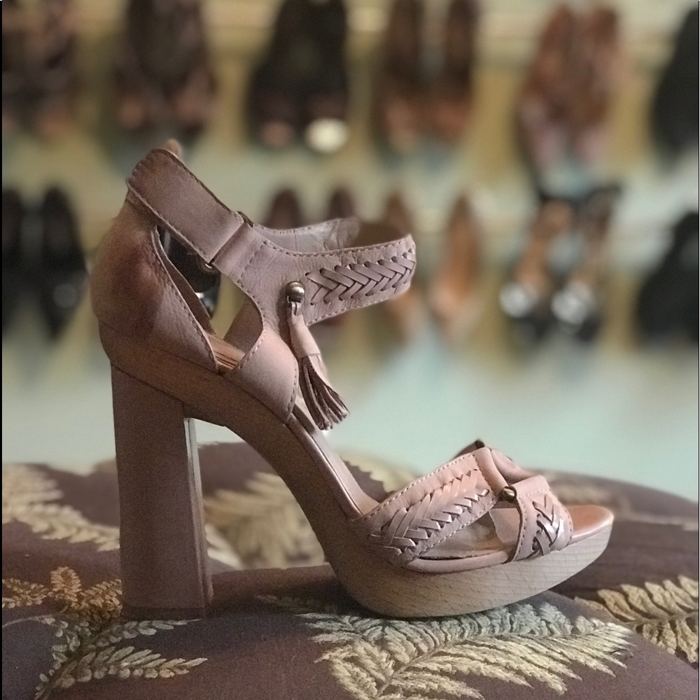 🆕 Joan & David Stephanie whipstitch tassel sandal